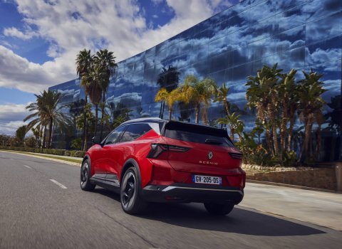 renault_scenic_e-tech_electric_-_iconic_flame_red_2