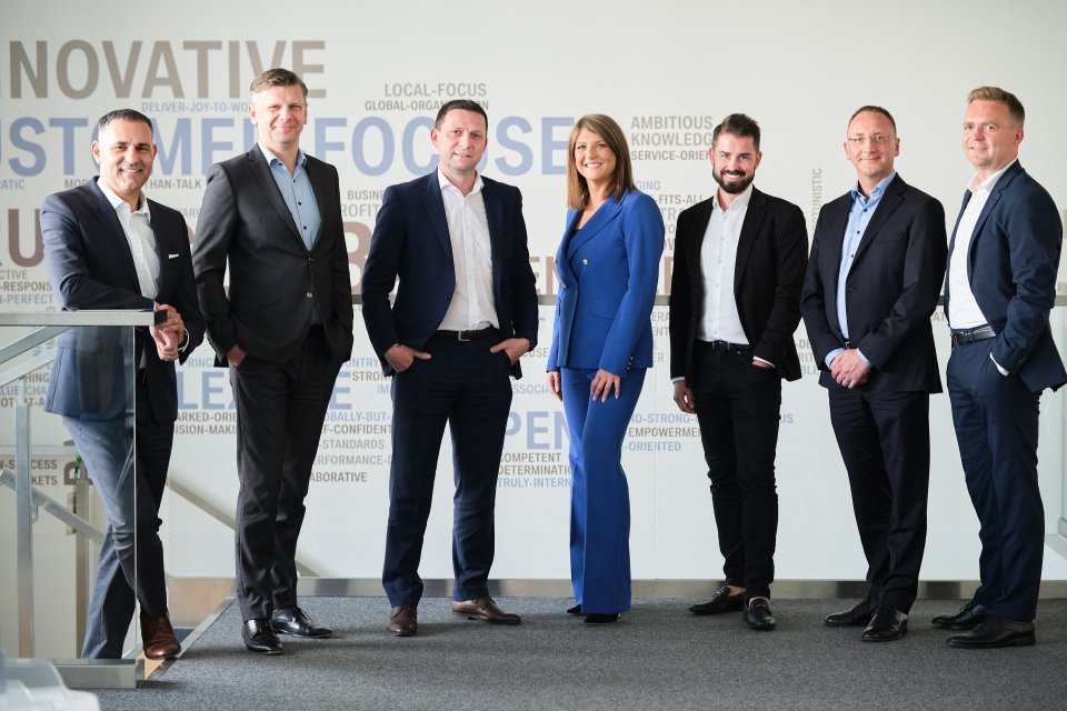 Nowy zespół zarządzający w spółkach grupy BMW (od lewej): George Belsis, Krzysztof Zaremski, Piotr Wróbel, Agata Stachaszewska, Adrian Kożuchowski, Andreas Koser, Mariusz Steć.